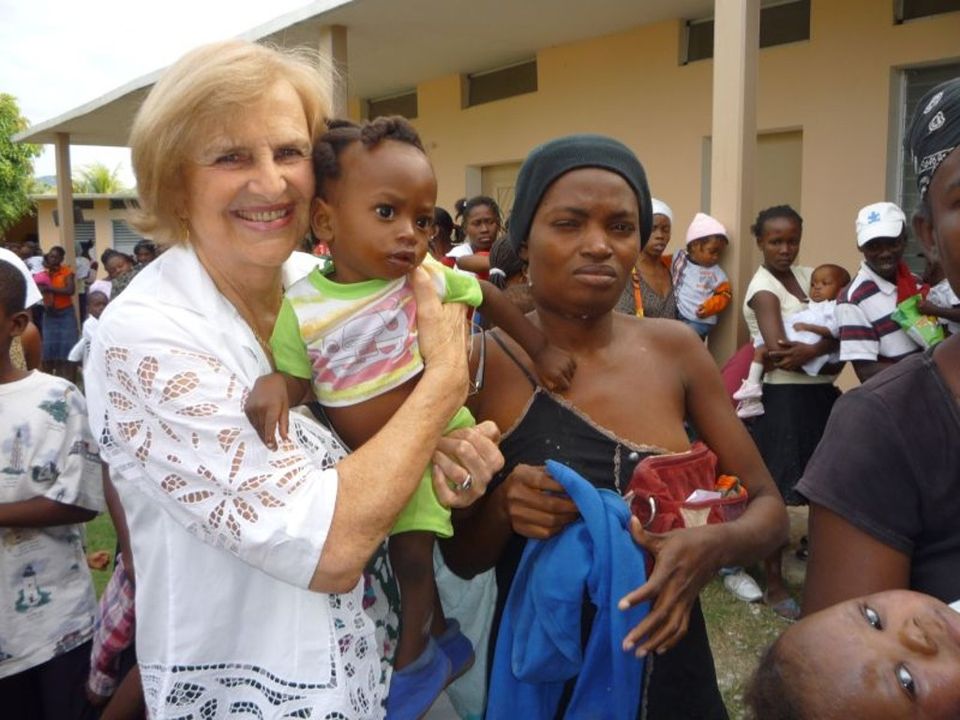 Foto da zilda arns com crianças